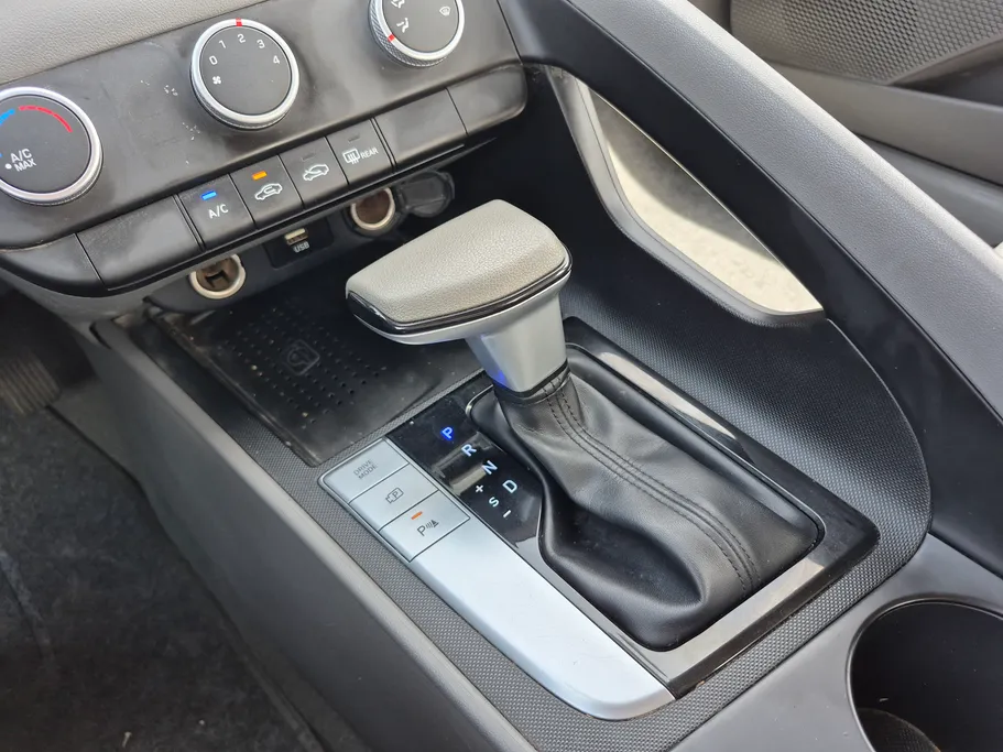 2023 Hyundai Elantra Smart 