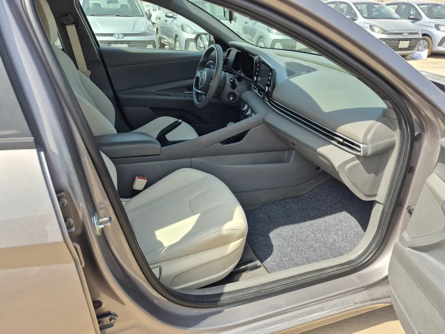 2023 Hyundai Elantra Smart 