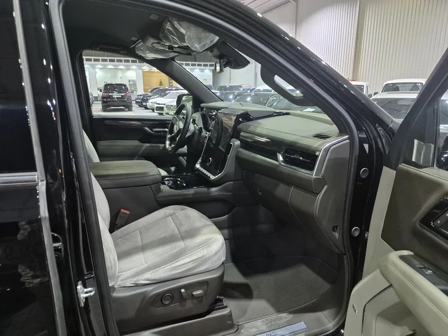2025 GMC Yukon Elevation 