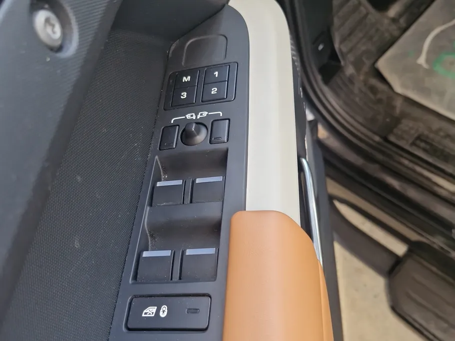 2023 Land Rover Defender P400 S  