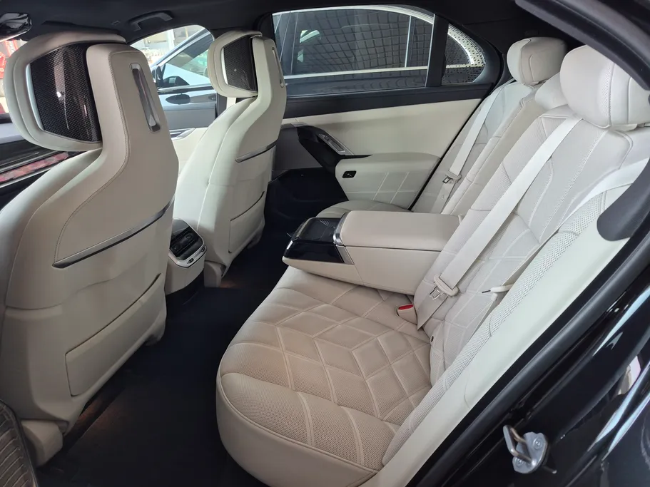 بي ام دبليو الفئة السابعة 735i 2024 