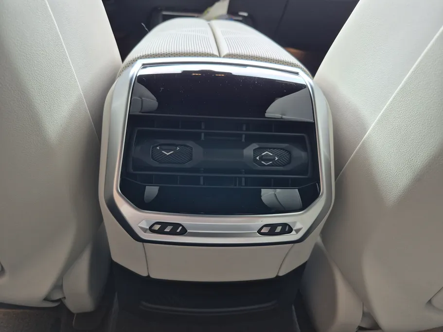 بي ام دبليو الفئة السابعة 735i 2024 