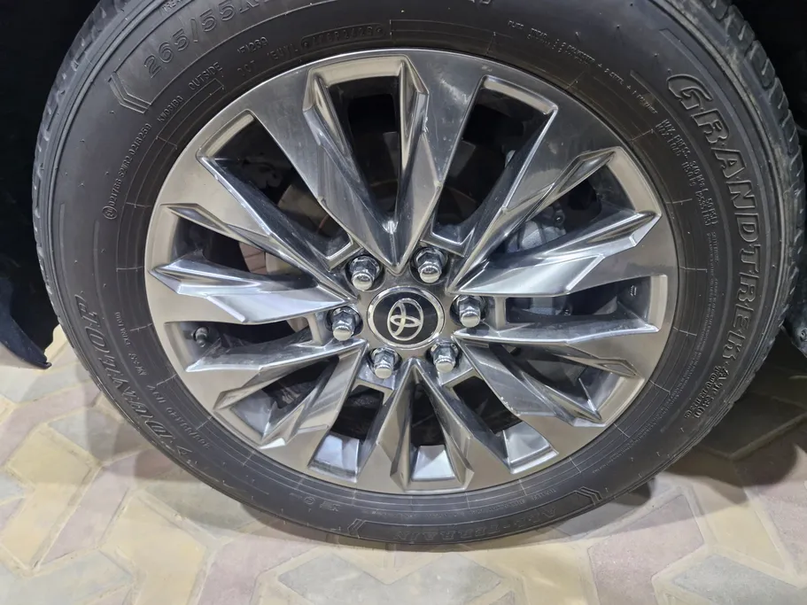 2025 Toyota Land Cruiser GXR2 