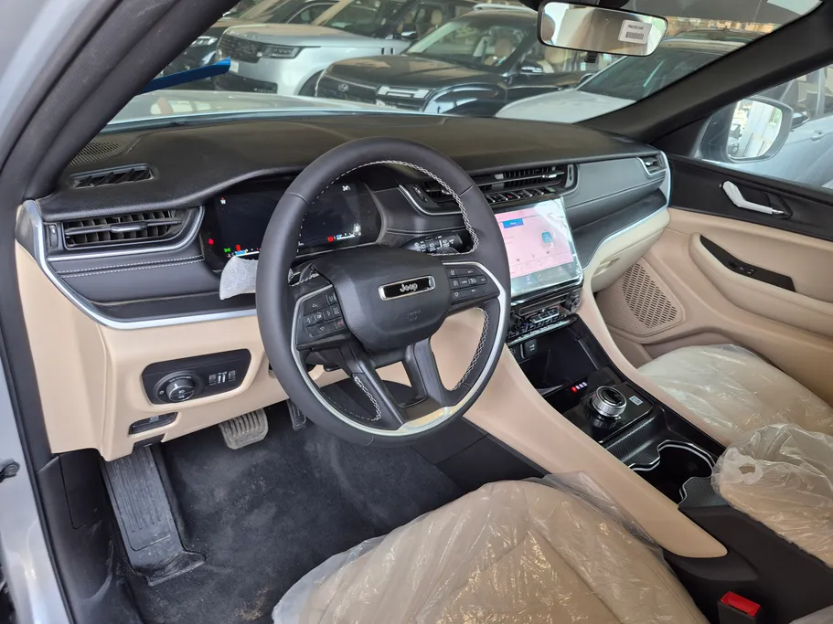 2025 Jeep Grand Cherokee لاريدو 