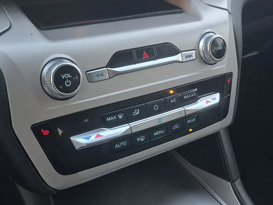 2023 Ford Explorer XLT 200A 