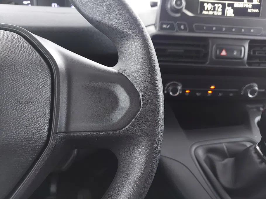 2023 Peugeot Partner Short van 