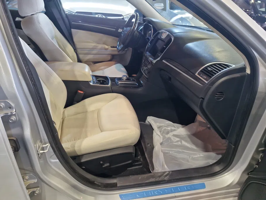2021 Chrysler 300 C 